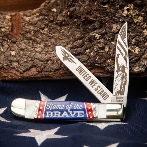 Knife with 'United We Stand' and Statue of Liberty engravings on blades