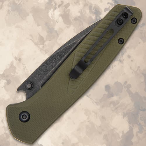 Closed USMC folding knife with pocket clip
