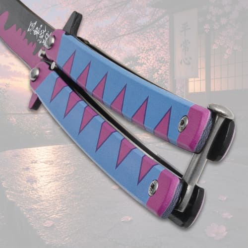 Close-up of butterfly knife handle and latch