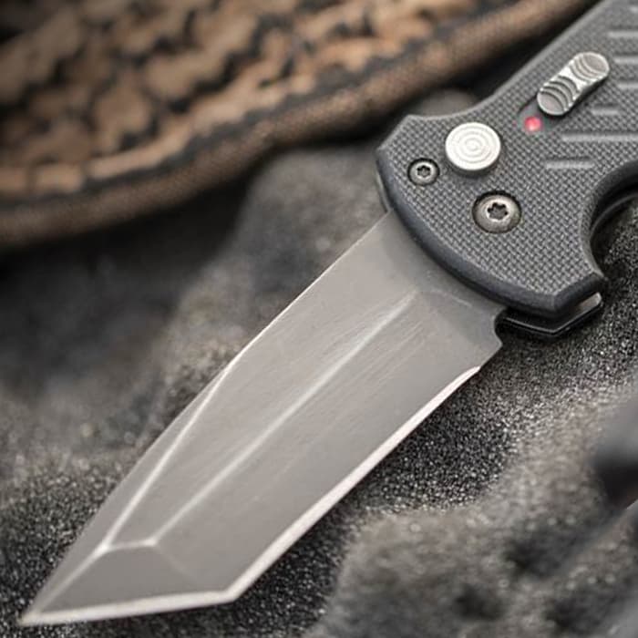 Fully-automatic and ready for anything, the Gerber 06 Auto Tanto Point Pocket knife has a premium design that sets it apart