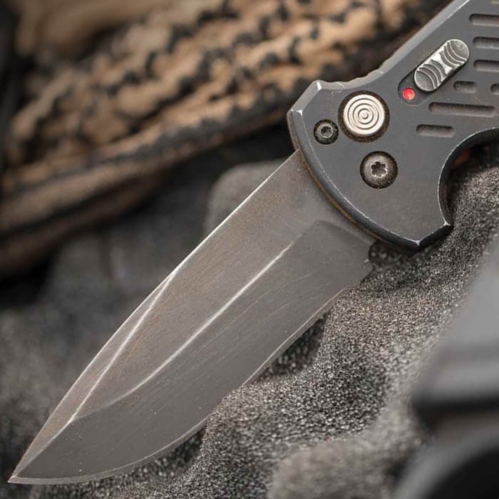 Fully-automatic and ready for anything, the Gerber 06 Auto Drop Point Pocket knife has a premium design that sets it apart
