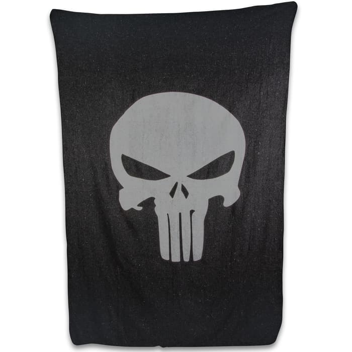 Stay warm even in the coldest temperatures when you snuggle up in this eye-catching, Punisher Skull wool blanket