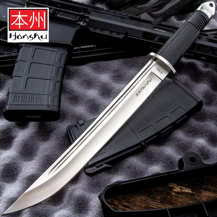 United Cutlery Honshu Tanto Knife has a stainless steel blade with blood groove and TPR grip, shown on a background of weapons.