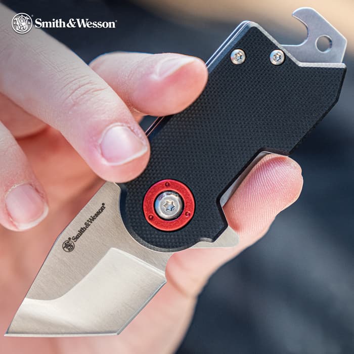 Perfect for your discreet EDC, the Smith & Wesson Benji Pocket knife packs big features in a small package