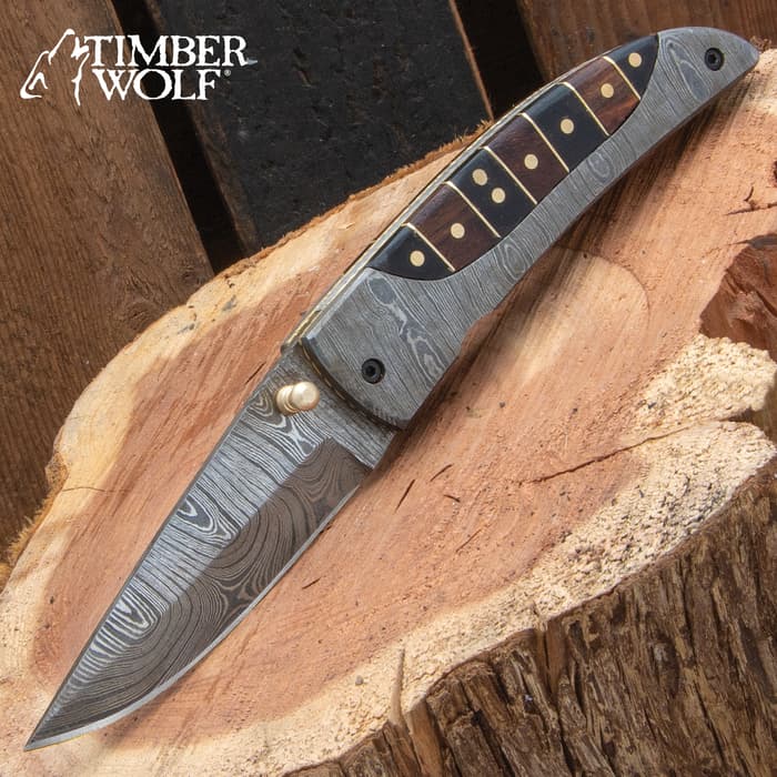 The Antigua Knife is all about striking contrasts from the distinct Damascus patterning to the natural textures of wood
