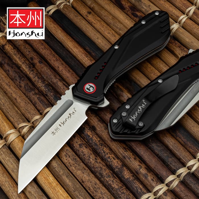 The Honshu Sumorusodo Pocket Knife in its open and closed position