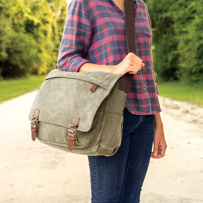 An attractive must-have for any world traveler, the multiple pockets in this messenger bag offer completely organized packing strategies