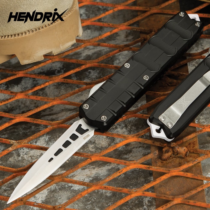 The Hendrix Triton Dagger Knife has a 3 1/2" M390 premium steel dagger blade with a satin finish and 6061 T6 aluminum handle.