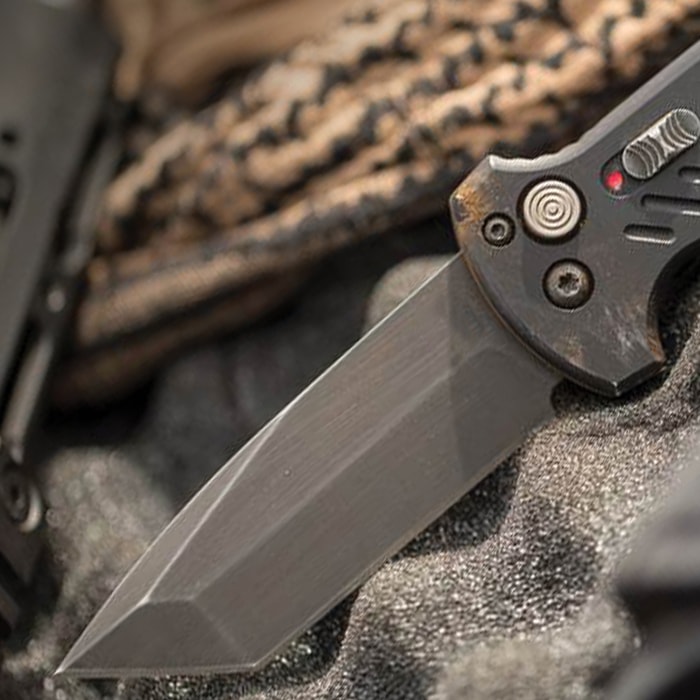 Fully-automatic and ready for anything, the Gerber 06 Auto Tanto Point Pocket knife has a premium design that sets it apart