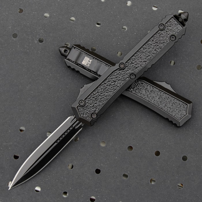 The Black Dagger OTF Knife in its open and closed position
