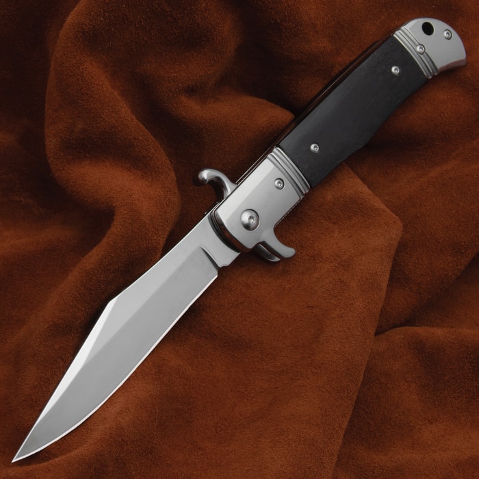 The entire length of the Darkwood Automatic Knife blade shown